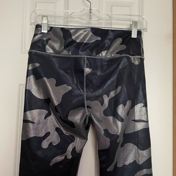 Noli Guerra Blue Metallic Camo Print Leggings Size Medium - Picture 7 of 7